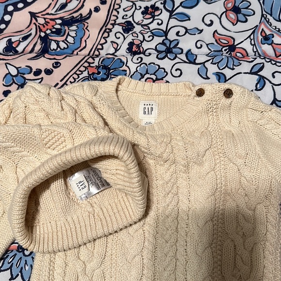 EUC GAP SIZE 6-12 MONTHS UNISEX KNIT SET. - Picture 3 of 4